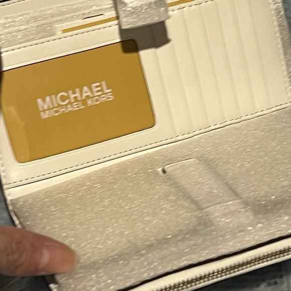 Off white Michael Kors pebbled leather zip around wallet - Picture 5 of 6